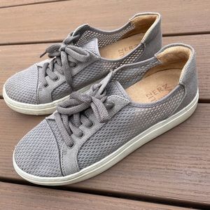 Naturalizer Women’s Sneaker Size 8 Gray